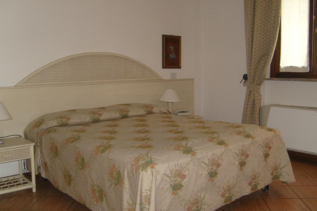 Hotel La Collinetta Sesto Calende Kamer foto