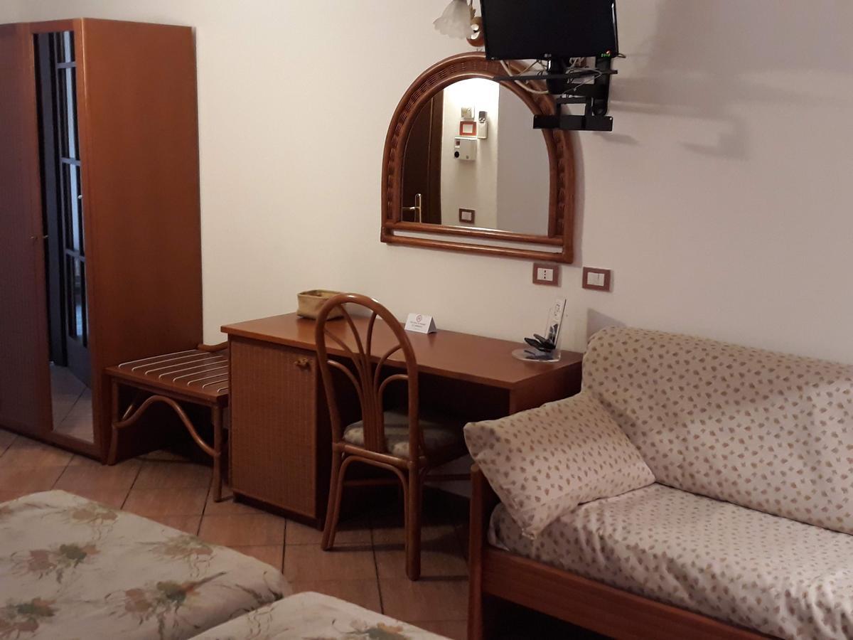 Hotel La Collinetta Sesto Calende Buitenkant foto